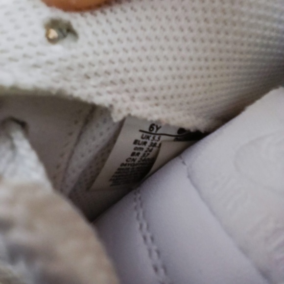 Nike Air Force 1 ‘07 Low White Sneakers Size 6Y - Picture 6 of 10